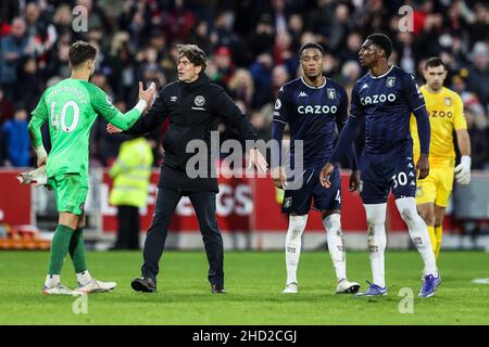 London, England, 2nd. Januar 2022. Thomas Frank, Manager von Brentford (zweiter links), gibt sich nach dem Premier-League-Spiel im Brentford Community Stadium, London, die Hände gegen Alvaro Fernandez von Brentford (links). Bildnachweis sollte lauten: Kieran Cleeves / Sportimage Kredit: Sportimage/Alamy Live News Stockfoto