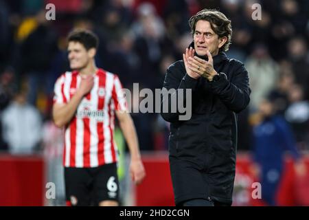 London, England, 2nd. Januar 2022. Thomas Frank, Manager von Brentford (rechts) klatscht nach dem Premier League-Spiel im Brentford Community Stadium, London, mit den Fans. Bildnachweis sollte lauten: Kieran Cleeves / Sportimage Kredit: Sportimage/Alamy Live News Stockfoto