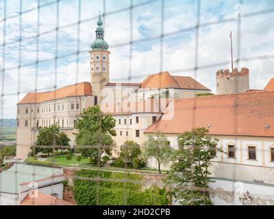 27th. September 2021. Mikulov Schloss und Garten, Mikulov Stadt, Tschechien. Blick vom Stadtturm durch das Vogelnetz. Stockfoto