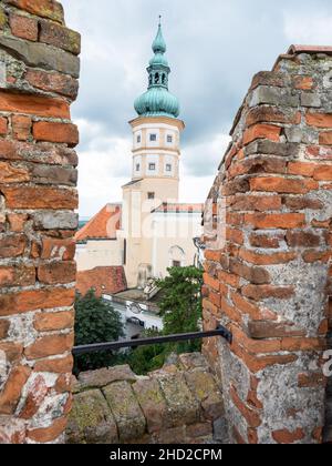 Mikulov Burgturm. Tolles romantisches Schloss auf einem Felsen, Blick über die Dächer der Stadt. Südmähren Tschechische Republik Stockfoto