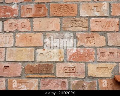 Die alte Ziegelwand aus gebrandeten Ziegeln, Mkulov, Tschechien. 27th vom August 2021. Eine erstaunliche Sammlung von gemeinsamen und seltenen Marken Ziegel von br Stockfoto