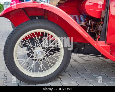 Palavsky Oldtimer, die Oldtimer-Rallye-Show im Weingut Zajeci, Tschechien. 27th vom August 2021. Vorderrad des Aero Oldtimer, Nahaufnahme. Historisch Stockfoto