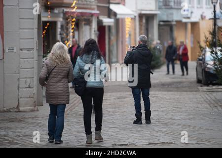 02. Januar 2022, Rheinland-Pfalz, Bad Neuenahr-Ahrweiler: Ein Mann fotografiert mit seinem Handy in der Altstadt. Andere Passanten gehen um ihn herum. Am 14. Juli 2021 wurden Teile der Dörfer im Ahrtal durch eine Flutkatastrophe zerstört. Foto: Sebastian Gollnow/dpa Stockfoto