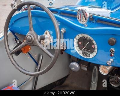 Palavsky Oldtimer, die Oldtimer-Rallye-Show im Weingut Zajeci, Tschechien. 27th vom August 2021. Armaturenbrett und Lenkrad des blauen Aero Autos. Historische c Stockfoto