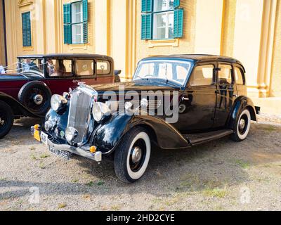 Palavsky Oldtimer, die Oldtimer-Rallye-Show im Schlossgarten von Lednice, Tschechien. 28th vom August 2021. Historische Autos öffnen Wettbewerb. Stockfoto