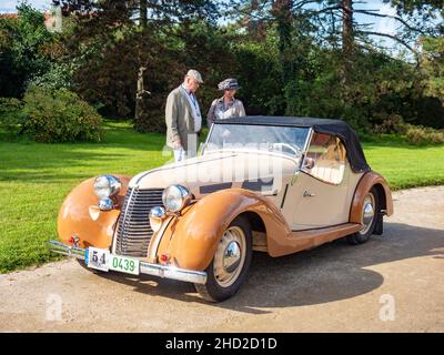 Palavsky Oldtimer, die Oldtimer-Rallye-Show im Schlossgarten von Lednice, Tschechien. 28th vom August 2021. Historische Autos öffnen Wettbewerb. Stockfoto