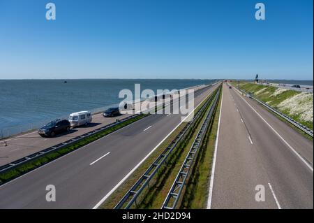 Blick auf Afsluidijk, langer Damm mit Autobahn zum Schutz der Niederlande vor dem Wasser der Nordsee Stockfoto