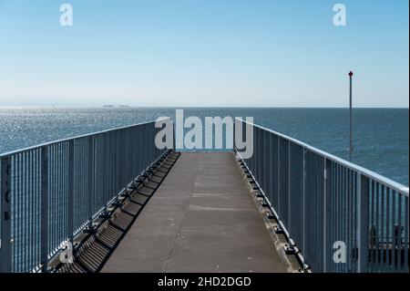 Blick auf Afsluidijk, langer Damm mit Autobahn zum Schutz der Niederlande vor dem Wasser der Nordsee Stockfoto