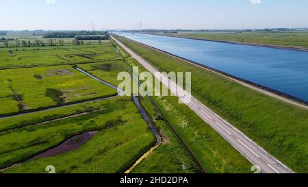 Luftaufnahme auf grünen Poldern, Wiesen und Wassertransportkanal in Süd-Beveland, Zeeland, Niederlande im Sommer Stockfoto