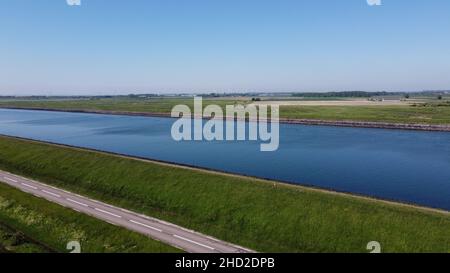 Luftaufnahme auf grünen Poldern, Wiesen und Wassertransportkanal in Süd-Beveland, Zeeland, Niederlande im Sommer Stockfoto