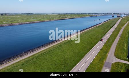 Luftaufnahme auf grünen Poldern, Wiesen und Wassertransportkanal in Süd-Beveland, Zeeland, Niederlande im Sommer Stockfoto