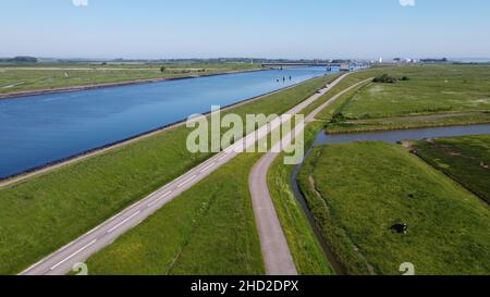 Luftaufnahme auf grünen Poldern, Wiesen und Wassertransportkanal in Süd-Beveland, Zeeland, Niederlande im Sommer Stockfoto