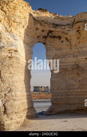 Oakley, Kansas - Monument Rocks, auch bekannt als Chalk Pyramids, eine Niobrara-Kreide-Formation auf den Ebenen im Westen von Kansas. Die Nester von Klippenschwalben Stockfoto