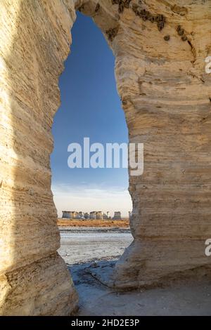 Oakley, Kansas - Monument Rocks, auch bekannt als Chalk Pyramids, eine Niobrara-Kreide-Formation auf den Ebenen im Westen von Kansas. Die Nester von Klippenschwalben Stockfoto