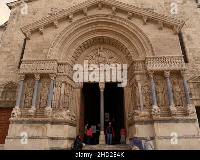 Kunstvoller Eingang zur Primatial Catholic Church Saint-Trophime, Arles, Provence, Frankreich Stockfoto