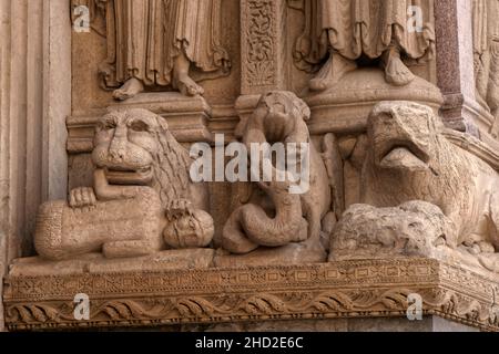 Groteske Steinschnitzereien am Eingang der Primatial Catholic Church Saint-Trophime, Arles, Provence, Frankreich Stockfoto