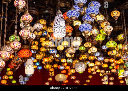 Traditionelle türkische Mosaiklampen, Hunderte von bunten Lampen hängen an einem Marktstand in Global Village, Dubai, Vereinigte Arabische Emirate. Stockfoto