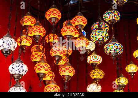 Traditionelle türkische Mosaiklampen, Hunderte von bunten Lampen hängen an einem Marktstand in Global Village, Dubai, Vereinigte Arabische Emirate. Stockfoto