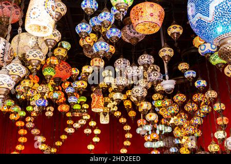 Traditionelle türkische Mosaiklampen, Hunderte von bunten Lampen hängen an einem Marktstand in Global Village, Dubai, Vereinigte Arabische Emirate. Stockfoto