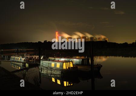 Blick auf Ratcliffe auf der Höhe von Trent Lock mit schmalen Booten im Vordergrund Stockfoto