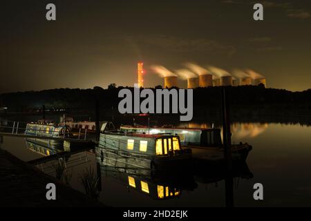 Blick auf Ratcliffe auf der Höhe von Trent Lock mit schmalen Booten im Vordergrund Stockfoto