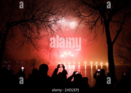 Bukarest, Rumänien - 1. Januar 2022: Während der Neujahrsfeiern sehen die Menschen im Alexandru Ioan Cuza Park in Bukarest ein Feuerwerk. Stockfoto