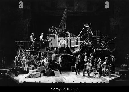 Original London Cast - revolutionäre an den Barrikaden mit (Mitte) David Burt (Enjoiras), Bühne rechts Mitte: Roger Allam (Javert) in LES MISERABLES at the Barbican Theatre, London EC2 08/10/1985 Musik: Claude-Michel Schonberg Text: Herbert Kretzmer Originaltext von Alain Boubil & Jean-Marc Natel weiteres Material: James Fenton nach dem Roman von Victor Hugo adaptiert und inszeniert von Trevor Nunn & John Caird Bühnenbild: John Napier Kostüme: Andreane Neofitou Beleuchtung: David Hersey A Royal Shakespeare Company (RSC) & Cameron Mackintosh Co-Produktion transfered to the Palace Stockfoto