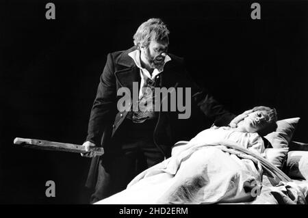 Original London Cast - Colm Wilkinson (Jean Valjean), Patti LuPone (Fantine) in LES MISERABLES at the Barbican Theatre, London EC2 08/10/1985 Musik: Claude-Michel Schonberg Text: Herbert Kretzmer Originaltext von Alain Boubil & Jean-Marc Natel weiteres Material: James Fenton nach dem Roman von Victor Hugo adaptiert und inszeniert von Trevor Nunn & John Caird Bühnenbild: John Napier Kostüme: Andreane Neofitou Beleuchtung: David Hersey A Royal Shakespeare Company (RSC) & Cameron Mackintosh Koproduktion übertragen an das Palace Theatre, London W1 04/12/1985-2004 übertragen an die Stockfoto