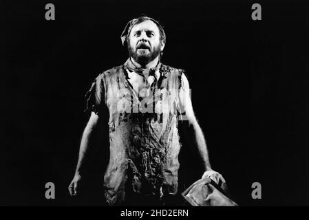 Original London Cast - Colm Wilkinson (Jean Valjean) in LES MISERABLES im Barbican Theatre, London EC2 08/10/1985 Musik: Claude-Michel Schonberg Text: Herbert Kretzmer Originaltext von Alain Boubil & Jean-Marc Natel weiteres Material: James Fenton nach dem Roman von Victor Hugo adaptiert und inszeniert von Trevor Nunn & John Caird Bühnenbild: John Napier Kostüme: Andreane Neofitou Beleuchtung: David Hersey A Royal Shakespeare Company (RSC) & Cameron Mackintosh Koproduktion übertragen an das Palace Theatre, London W1 04/12/1985-2004 übertragen an das Queen's Theatre, London Stockfoto