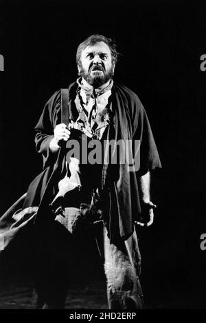 Original London Cast - Colm Wilkinson (Jean Valjean) in LES MISERABLES im Barbican Theatre, London EC2 08/10/1985 Musik: Claude-Michel Schonberg Text: Herbert Kretzmer Originaltext von Alain Boubil & Jean-Marc Natel weiteres Material: James Fenton nach dem Roman von Victor Hugo adaptiert und inszeniert von Trevor Nunn & John Caird Bühnenbild: John Napier Kostüme: Andreane Neofitou Beleuchtung: David Hersey A Royal Shakespeare Company (RSC) & Cameron Mackintosh Koproduktion übertragen an das Palace Theatre, London W1 04/12/1985-2004 übertragen an das Queen's Theatre, London Stockfoto