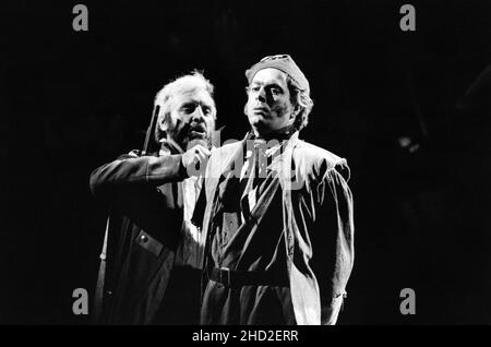 Original London Cast - l-r: Colm Wilkinson (Jean Valjean), Roger Allam (Javert) in LES MISERABLES at the Barbican Theatre, London EC2 08/10/1985 Musik: Claude-Michel Schonberg Text: Herbert Kretzmer Originaltext von Alain Boubil & Jean-Marc Natel weiteres Material: James Fenton nach dem Roman von Victor Hugo adaptiert und inszeniert von Trevor Nunn & John Caird Bühnenbild: John Napier Kostüme: Andreane Neofitou Beleuchtung: David Hersey A Royal Shakespeare Company (RSC) & Cameron Mackintosh Koproduktion übertragen an das Palace Theatre, London W1 04/12/1985-2004 übertragen an t Stockfoto