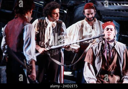 Original London Cast - revolutionäre auf den Barrikaden mit (rechts sitzend) Roger Allam (Javert) in LES MISERABLES im Barbican Theatre, London EC2 08/10/1985 Musik: Claude-Michel Schonberg Text: Herbert Kretzmer Originaltext von Alain Boubil & Jean-Marc Natel weiteres Material: James Fenton nach dem Roman von Victor Hugo adaptiert und inszeniert von Trevor Nunn & John Caird Bühnenbild: John Napier Kostüme: Andreane Neofitou Beleuchtung: David Hersey A Royal Shakespeare Company (RSC) & Cameron Mackintosh Koproduktion übertragen an das Palace Theatre, London W1 04/12/1985-2004 Stockfoto