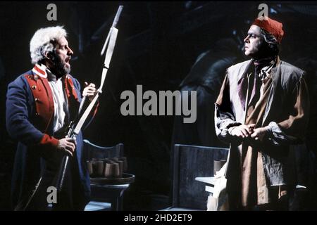 Original London Cast - l-r: Colm Wilkinson (Jean Valjean), Roger Allam (Javert) in LES MISERABLES at the Barbican Theatre, London EC2 08/10/1985 Musik: Claude-Michel Schonberg Text: Herbert Kretzmer Originaltext von Alain Boubil & Jean-Marc Natel weiteres Material: James Fenton nach dem Roman von Victor Hugo adaptiert und inszeniert von Trevor Nunn & John Caird Bühnenbild: John Napier Kostüme: Andreane Neofitou Beleuchtung: David Hersey A Royal Shakespeare Company (RSC) & Cameron Mackintosh Koproduktion übertragen an das Palace Theatre, London W1 04/12/1985-2004 übertragen an t Stockfoto