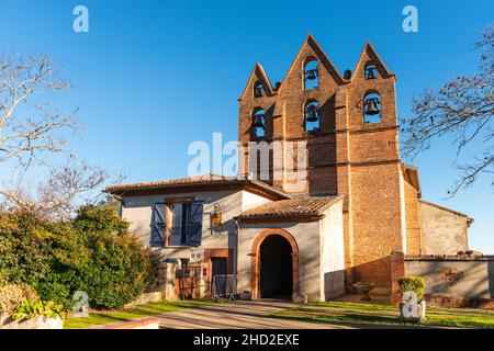 Kleine Kirche mit ihrer prächtigen Glockenturm-Mauer in Goyrans, Haute Garonne, Oskitanie, Frankreich Stockfoto