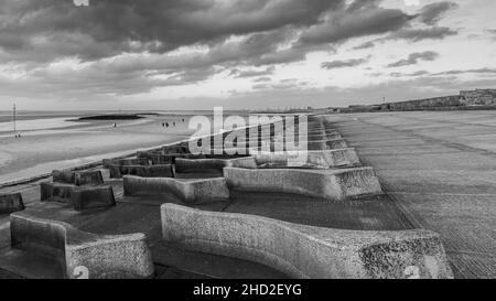 Ein Multi-Image-Panorama von Moreton Beach und der ungewöhnlichen Betonverteidigung auf der Seite der Promenade sah die Wirral-Küste am Neujahrstag i Stockfoto