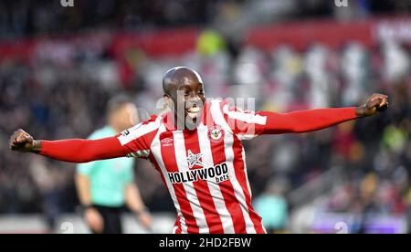 London, Großbritannien. 02nd Januar 2022. Yoane Wissa hebt die Hände, um Brentfords zweites Tor von Mads Roerslev vom FC Brentford während des Premier League-Spiels zwischen Brentford und Aston Villa am 2. Januar 2022 im Brentford Community Stadium, London, England, zu feiern. Foto von Phil Hutchinson. Nur zur redaktionellen Verwendung, Lizenz für kommerzielle Nutzung erforderlich. Keine Verwendung bei Wetten, Spielen oder Veröffentlichungen einzelner Clubs/Vereine/Spieler. Kredit: UK Sports Pics Ltd/Alamy Live Nachrichten Stockfoto