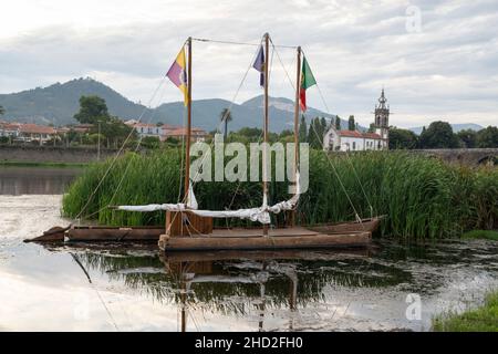 Nachbildung eines historischen Monoxylkanus auf dem Fluss Lima entlang des Camino Portuguese in Ponte de Lima, Portugal. Diese Route des Camino de Santiago p Stockfoto