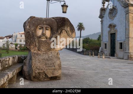 Eine Skulptur, die Santiago Peregrino zeigt, begrüßt Pilger, die das Dorf entlang des portugiesischen Camino in Ponte de Lima, Portugal, verlassen. Diese Route des Stockfoto