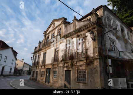 Die historische, aber verfallene Casa Grande de Além-da-Ponte aus dem 18th. Jahrhundert entlang des Camino Portuguese in Ponte de Lima, Portugal. Diese Route des Camin Stockfoto