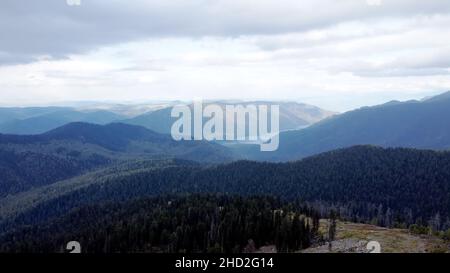 Ein Berg atemberaubende Fluss fließt durch die ruhige Ebene unter den großen Wolken irgendwo in den Bergen, Luftpanorama ohne Menschen Stockfoto