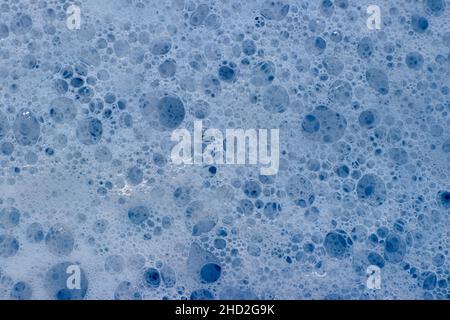 Nahaufnahme von blaugetöntem Seifenschaum. Hintergrund für das Design Stockfoto