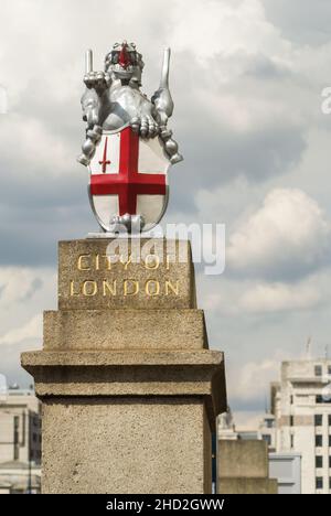 Heraldische Drachengrenze am südlichen Eingang der City of London auf der London Bridge, London, England, Großbritannien Stockfoto