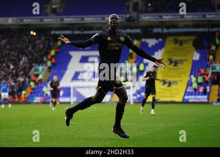 Albert Adomah von Queens Park Rangers feiert das erste Tor seiner Spielseite während des Sky Bet Championship-Spiels in St. Andrew's, Birmingham. Bilddatum: Sonntag, 2. Januar 2022. Stockfoto