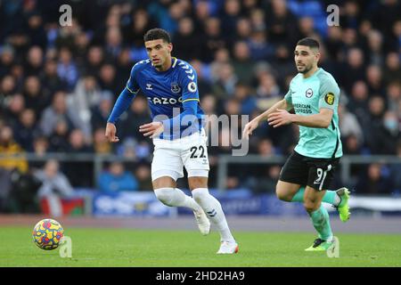 Everton, Großbritannien. 02nd Januar 2022. Ben Godfrey aus Everton kommt von Neal Maupay aus Brighton und Hove Albion. Premier League Spiel, Everton gegen Brighton & Hove Albion im Goodison Park in Liverpool am Sonntag, 2nd. Januar 2022. Dieses Bild darf nur für redaktionelle Zwecke verwendet werden. Nur zur redaktionellen Verwendung, Lizenz für kommerzielle Nutzung erforderlich. Keine Verwendung in Wetten, Spielen oder einem einzigen Club / Liga / Spieler Publikationen. PIC von Chris Stading / Andrew Orchard Sport Fotografie / Alamy Live News Kredit: Andrew Orchard Sport Fotografie / Alamy Live News Stockfoto