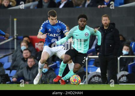 Everton, Großbritannien. 02nd Januar 2022. Tariq Lamptey von Brighton und Hove Albion möchten Seamus Coleman von Everton entfliehen. Premier League Spiel, Everton gegen Brighton & Hove Albion im Goodison Park in Liverpool am Sonntag, 2nd. Januar 2022. Dieses Bild darf nur für redaktionelle Zwecke verwendet werden. Nur zur redaktionellen Verwendung, Lizenz für kommerzielle Nutzung erforderlich. Keine Verwendung in Wetten, Spielen oder einem einzigen Club / Liga / Spieler Publikationen. PIC von Chris Stading / Andrew Orchard Sport Fotografie / Alamy Live News Kredit: Andrew Orchard Sport Fotografie / Alamy Live News Stockfoto