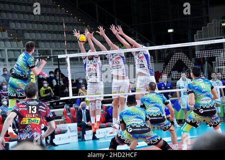 Trient, Italien. 02nd Januar 2022. Riccardo Sbertoli Block (ITAS Trentino) während der ITAS Trentino vs Sir Safety Conad Perugia, Volleyball Italienische Serie A Männer Superliga Meisterschaft in Trient, Italien, Januar 02 2022 Quelle: Independent Photo Agency/Alamy Live News Stockfoto