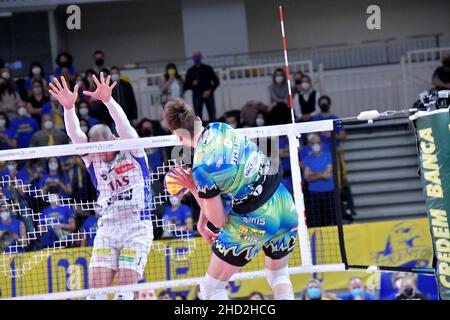 Trient, Italien. 02nd Januar 2022. Kamil Rychlicki Spike (Sir Safety Conad Perugia) während der ITAS Trentino gegen Sir Safety Conad Perugia, Volleyball Italienische Serie A Superligameisterschaft der Männer in Trient, Italien, Januar 02 2022 Quelle: Independent Photo Agency/Alamy Live News Stockfoto