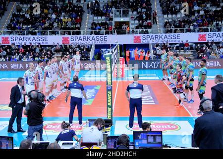 Trient, Italien. 02nd Januar 2022. ITAS Trentino vs Sir Safety Conad Perugia während ITAS Trentino vs Sir Safety Conad Perugia, Volleyball Italienische Serie A Superliga Meisterschaft der Männer in Trient, Italien, Januar 02 2022 Quelle: Independent Photo Agency/Alamy Live News Stockfoto