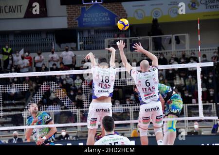 Trient, Italien. 02nd Januar 2022. ITAS Trentino Block während ITAS Trentino vs Sir Safety Conad Perugia, Volleyball Italienische Serie A Männer Superliga Meisterschaft in Trient, Italien, Januar 02 2022 Credit: Independent Photo Agency/Alamy Live News Stockfoto