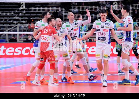 Trient, Italien. 02nd Januar 2022. ITAS Trentino während der ITAS Trentino vs Sir Safety Conad Perugia, Volleyball Italienische Serie A Männer Superliga Meisterschaft in Trient, Italien, Januar 02 2022 Credit: Independent Photo Agency/Alamy Live News Stockfoto